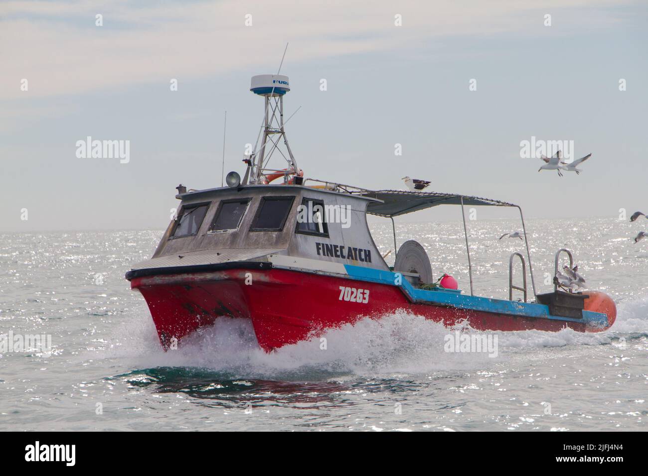 Un regard sur la vie en Nouvelle-Zélande. Un bateau de pêche commercial côtier le long de la côte de Kaikoura. Fini FV. Banque D'Images