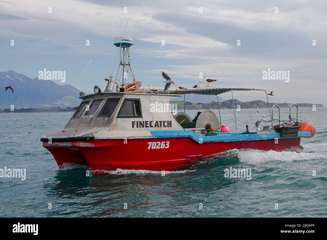Un regard sur la vie en Nouvelle-Zélande. Un bateau de pêche commercial côtier le long de la côte de Kaikoura. Fini FV. Banque D'Images