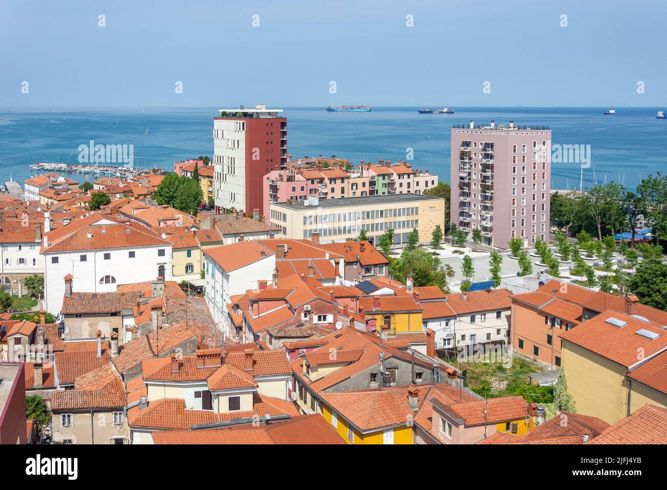 Vue sur la vieille ville depuis la cathédrale de la tour de l'Assomption, Tilov trg, Koper, Slovene Istria, Slovénie Banque D'Images