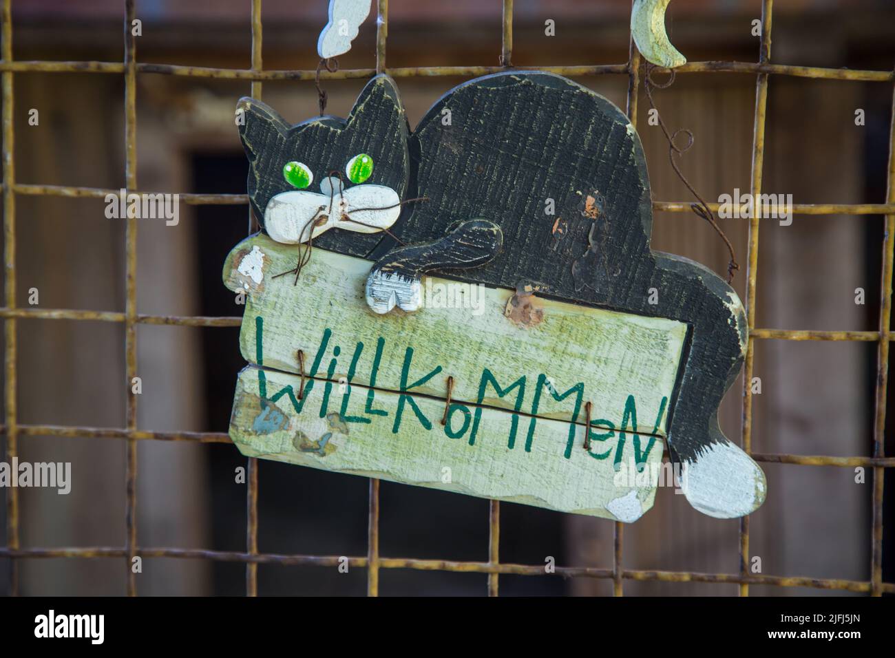 Signe de bienvenue avec un chat en langue allemande, Lusatia, Allemagne Banque D'Images