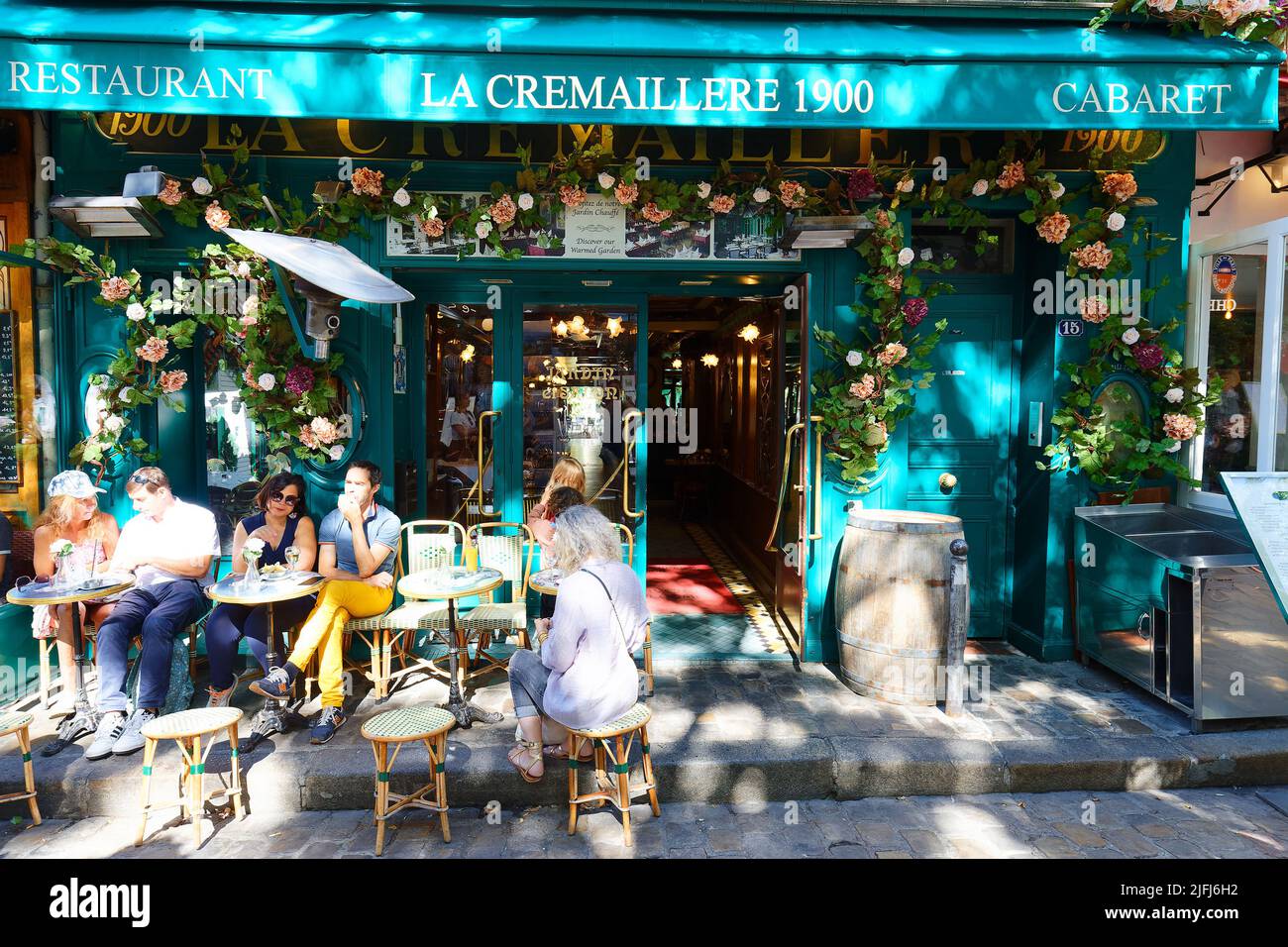 Le restaurant traditionnel français la Cremaillere 1900 décoré au soleil. Il est situé à Montmartre, dans le quartier de Paris, en France, en 18th. Banque D'Images