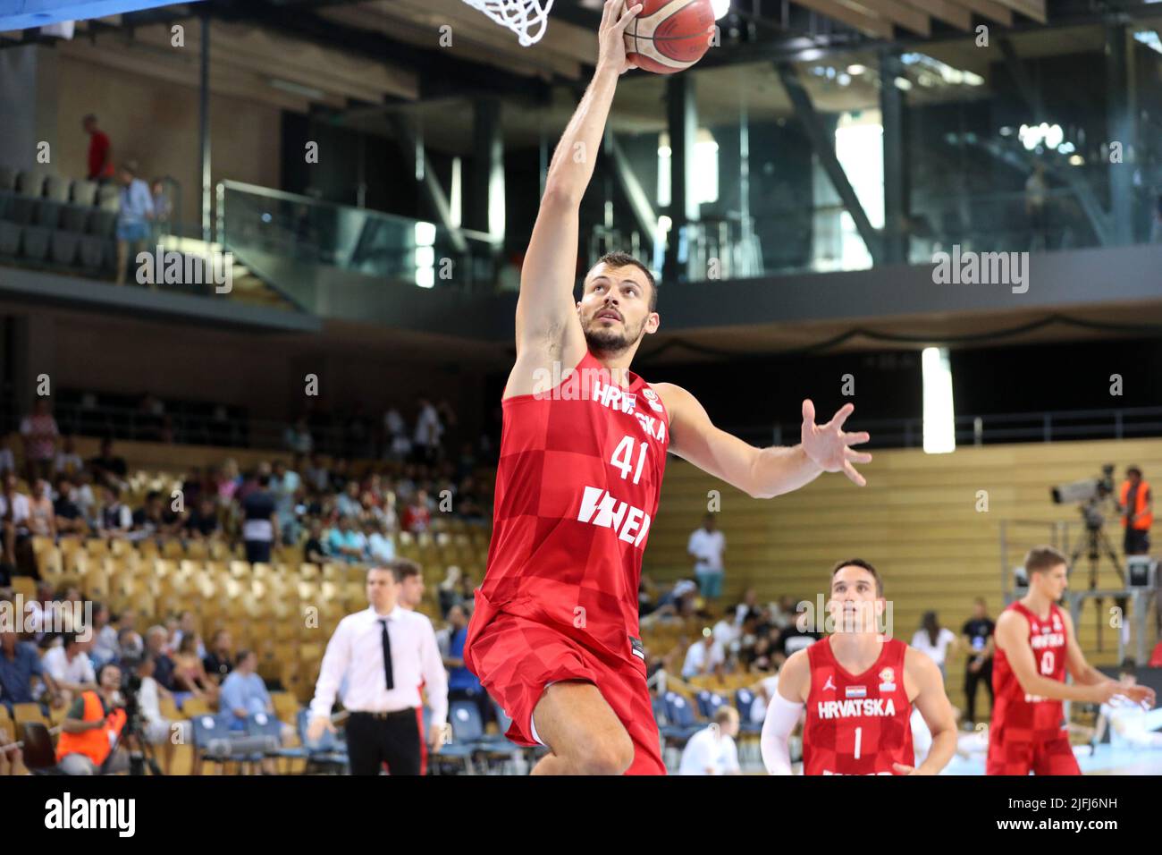 RIJEKA, CROATIE - JUILLET 03: Le joueur de basket-ball croate Ante Zizic  s'échauffe avant la coupe du monde de basket-ball 2023 de la FIBA partie de  qualification entre la Croatie et la