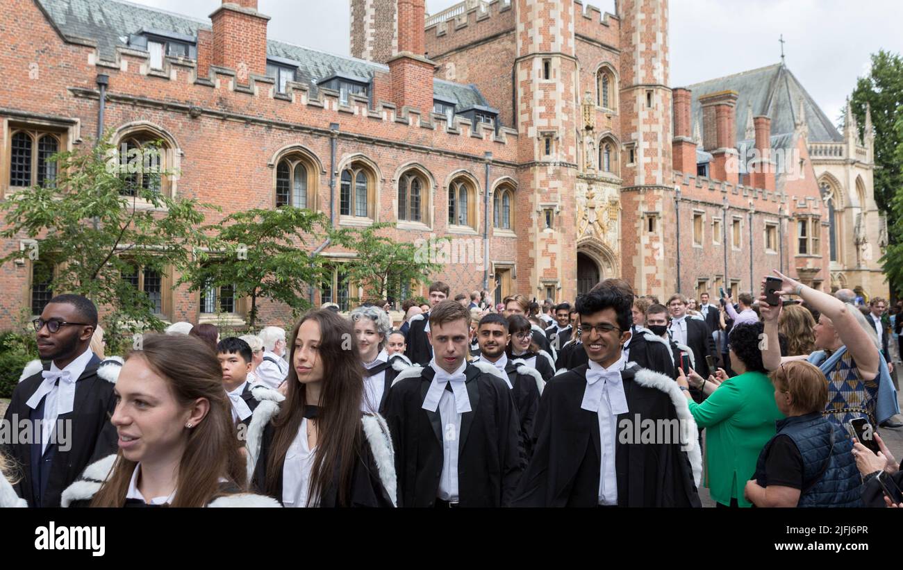 Les diplômés de Cambridge du Trinity College quittent leur collège pour assister à la cérémonie de remise des diplômes ce matin au Sénat. Photo prise le 29th juin Banque D'Images