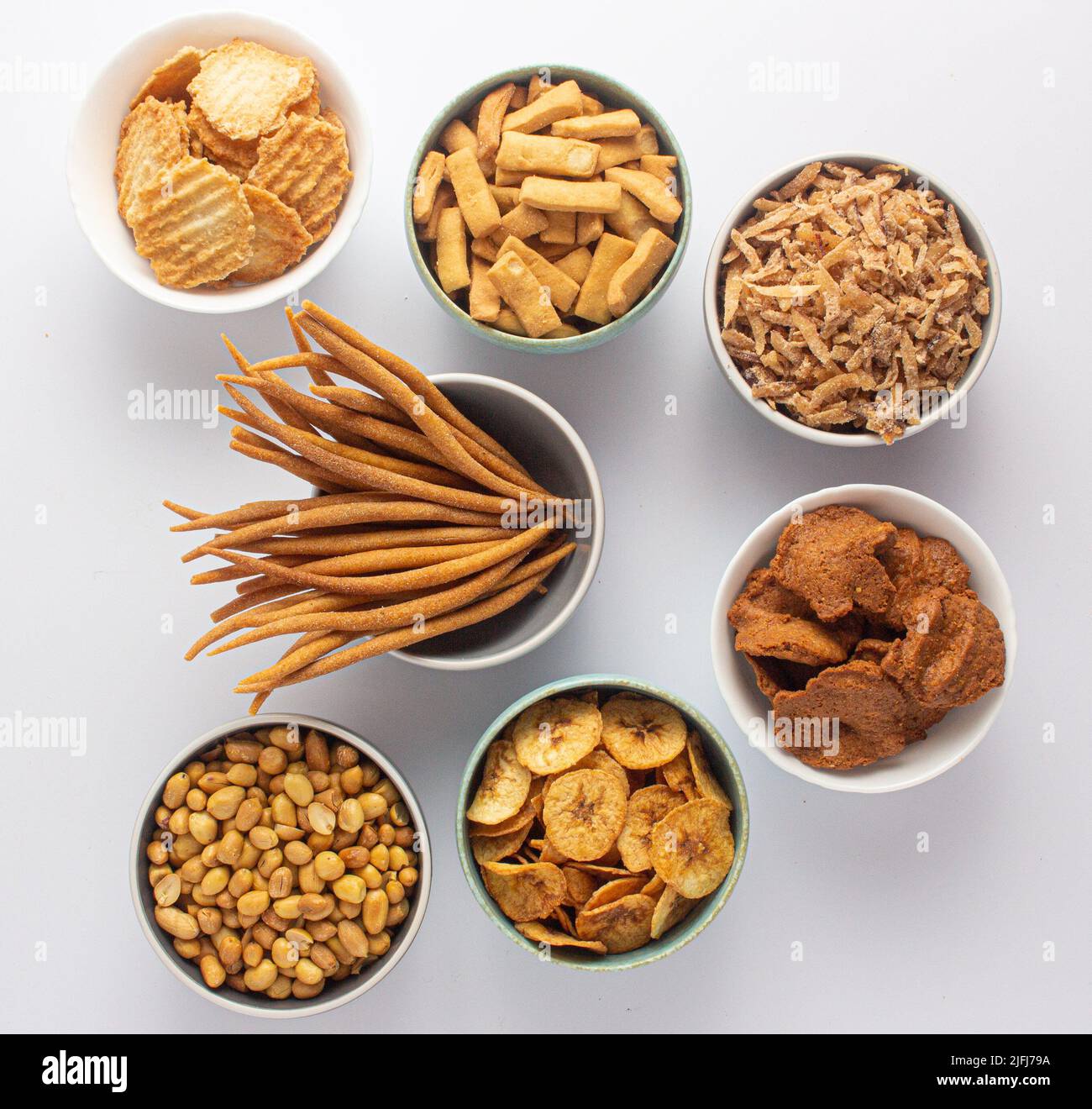 Une sélection d'en-cas nigérians - chips plantain, arachide, kokoro, gurundi, menton, bonbons à la noix de coco, kulikuli Banque D'Images