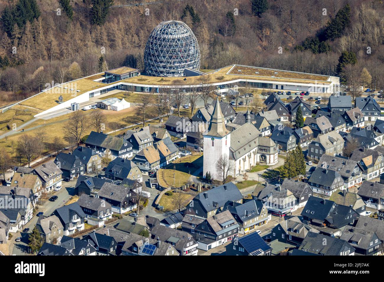 Vue aérienne, Oversum Vital Resort am Winterberg Spa Park et église St Jakobus, Winterberg, pays aigre, Rhénanie-du-Nord-Westphalie, Allemagne, lieu des millepertuis Banque D'Images