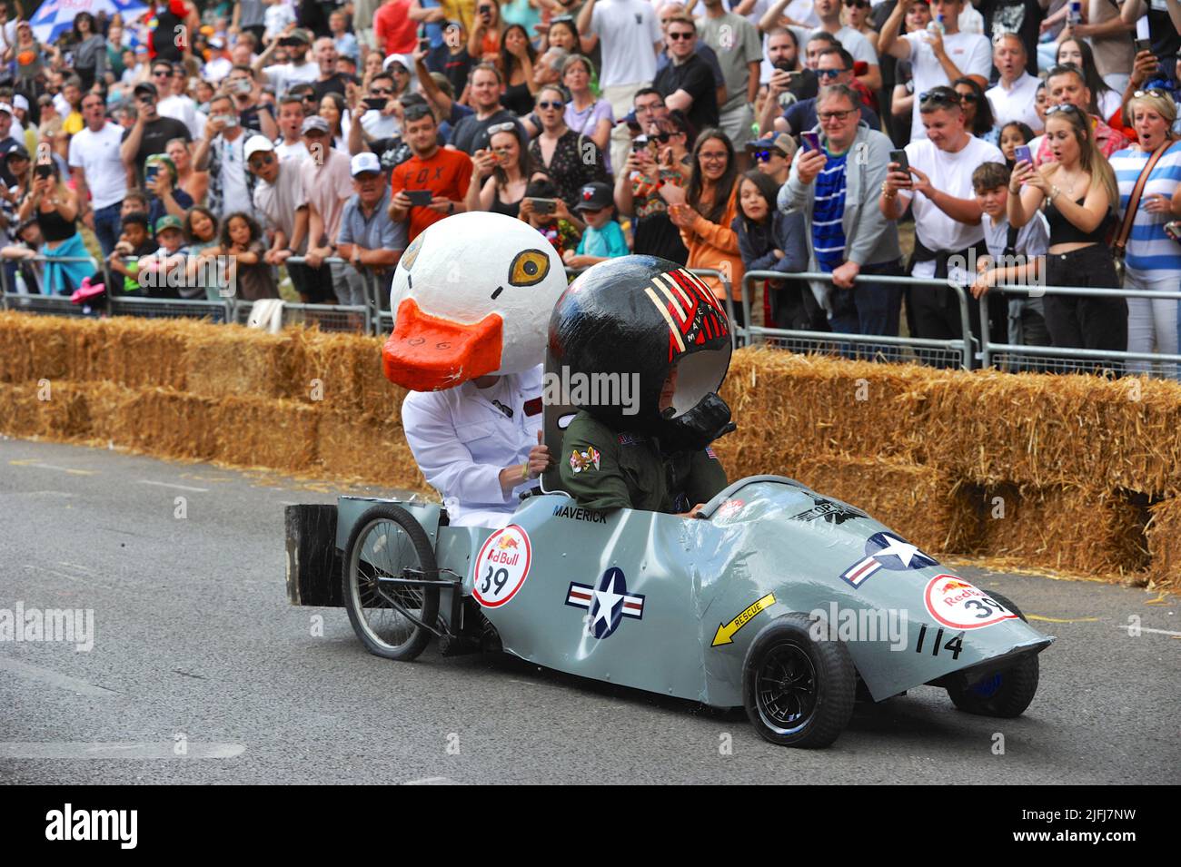 Londres, Royaume-Uni. 03rd juillet 2022. Le red Bull Soapbox derby, un peu hilarant et souvent dangereux, est revenu aujourd'hui au palais Alexandra pour la cinquième fois. La course, qui a maintenant eu lieu dans le monde 100 fois, met en scène une créativité folle des équipes de pilotes amateurs qui créent une voiture Soapbox maison pour courir autour d'un 430M parcours dans le plus rapidement possible. En 2013, une équipe a terminé la course du Palais Alexandra en seulement 33 secondes, atteignant une vitesse de plus de 50 kilomètres par heure près de la fin du cours. Crédit: Michael Preston/Alay Live News Banque D'Images