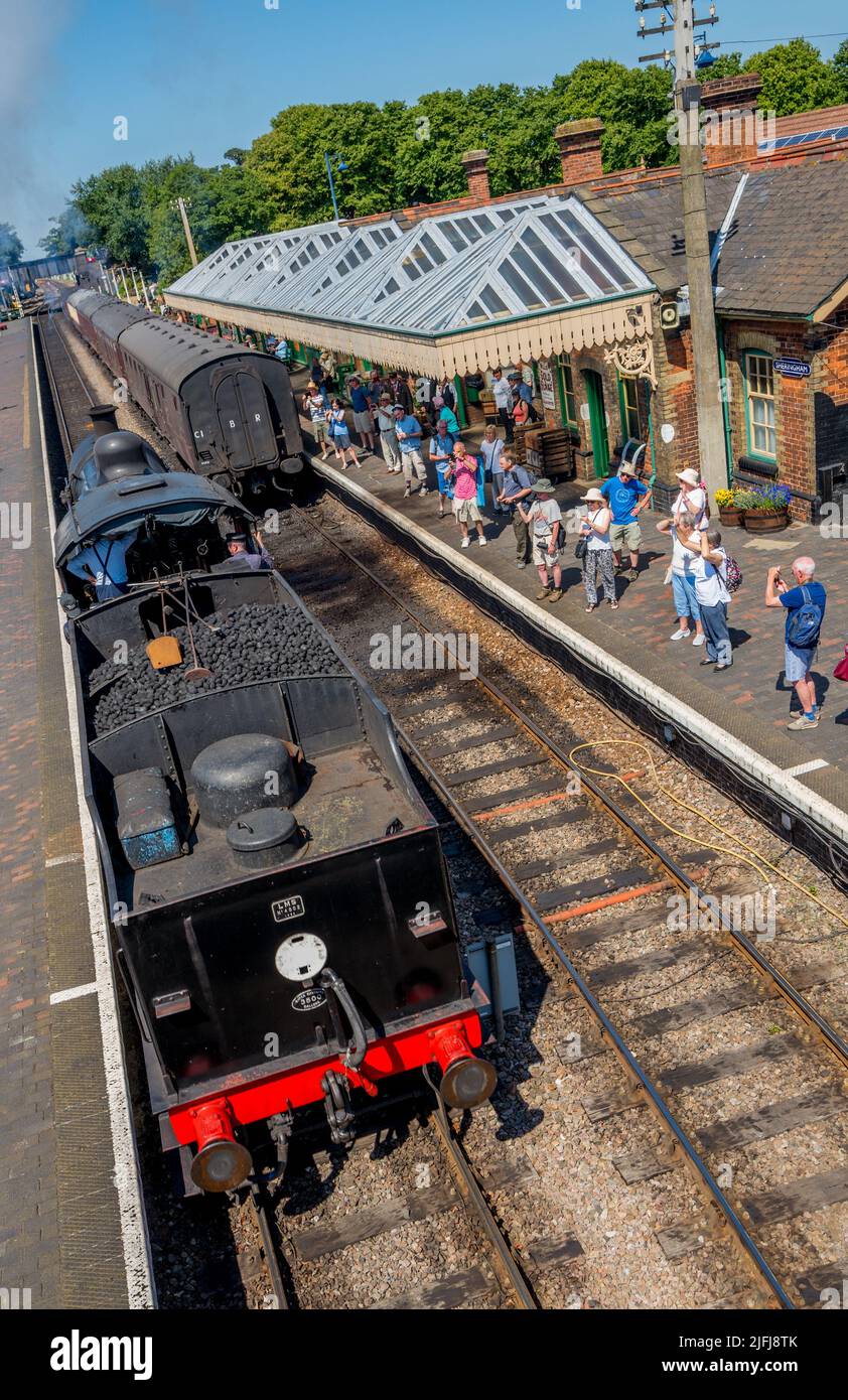 Passagers et touristes sur la plate-forme à la gare historique de Sheringham qui fait partie du chemin de fer de North Norfolk. Banque D'Images