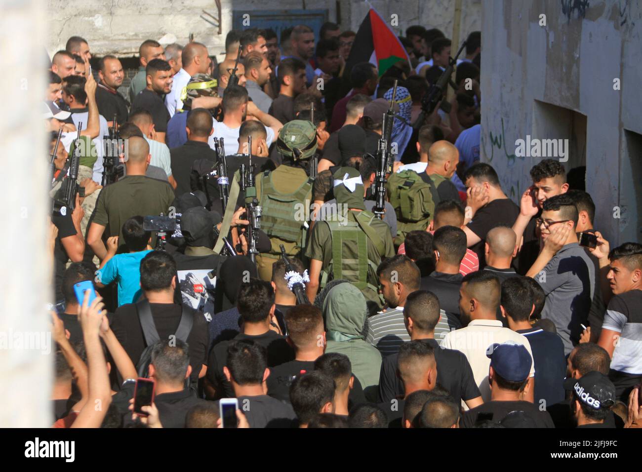 Jenin, Cisjordanie, Palestine. 22nd juin 2022. Des hommes armés prennent part aux funérailles du palestinien Kamel Alawneh, âgé de 17 ans, qui a été abattu par l'armée israélienne après s'être affronté avec eux avec des pierres dans le village de Jaba, près de la ville de Djénine, en Cisjordanie occupée. (Credit image: © Nasser Ishtayeh/SOPA Images via ZUMA Press Wire) Banque D'Images