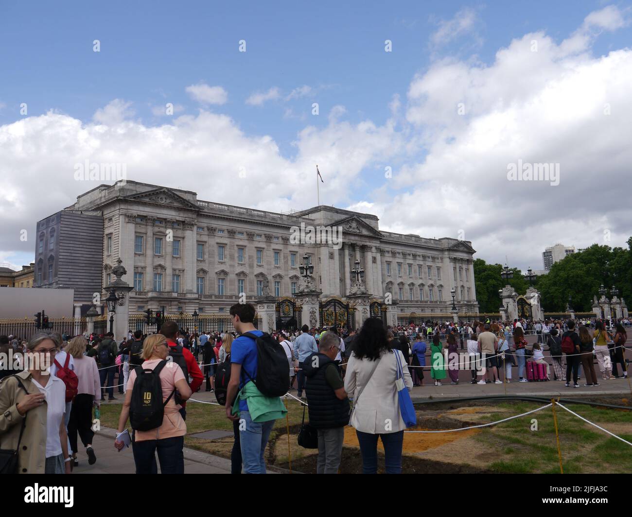 Foules de touristes à Buckingham Palace, Londres, Angleterre Banque D'Images