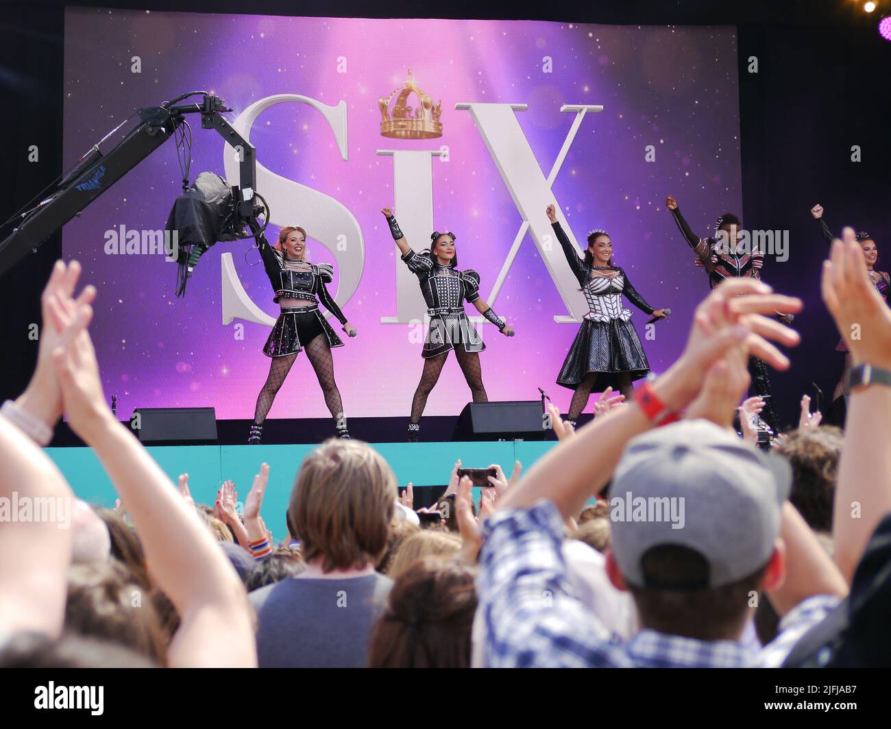 Le public montre son appréciation en tant que casting de six de la comédie musicale à West End Live 2022 à Trafalgar Square, Londres Banque D'Images