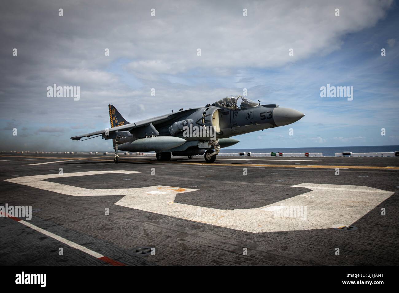 Un Harrier du corps des Marines des États-Unis AV-8B effectue des opérations de vol à bord du navire d'assaut amphibie de classe Wasp USS Kearsarge (LHD 3) dans l'océan Atlantique, au 27 juin 2022. Le Kearsarge Amphiobie Ready Group et a embarqué 22nd Marine Expeditionary Unit, sous le commandement et le contrôle de la Task Force 61/2, est en cours de déploiement prévu dans la zone d'opérations de la Marine des États-Unis en Europe, employée par la U.S. Sixth Fleet pour défendre les intérêts des États-Unis, des alliés et des partenaires. (É.-U. Photo du corps marin par Sgt. Armando Elizalde) Banque D'Images