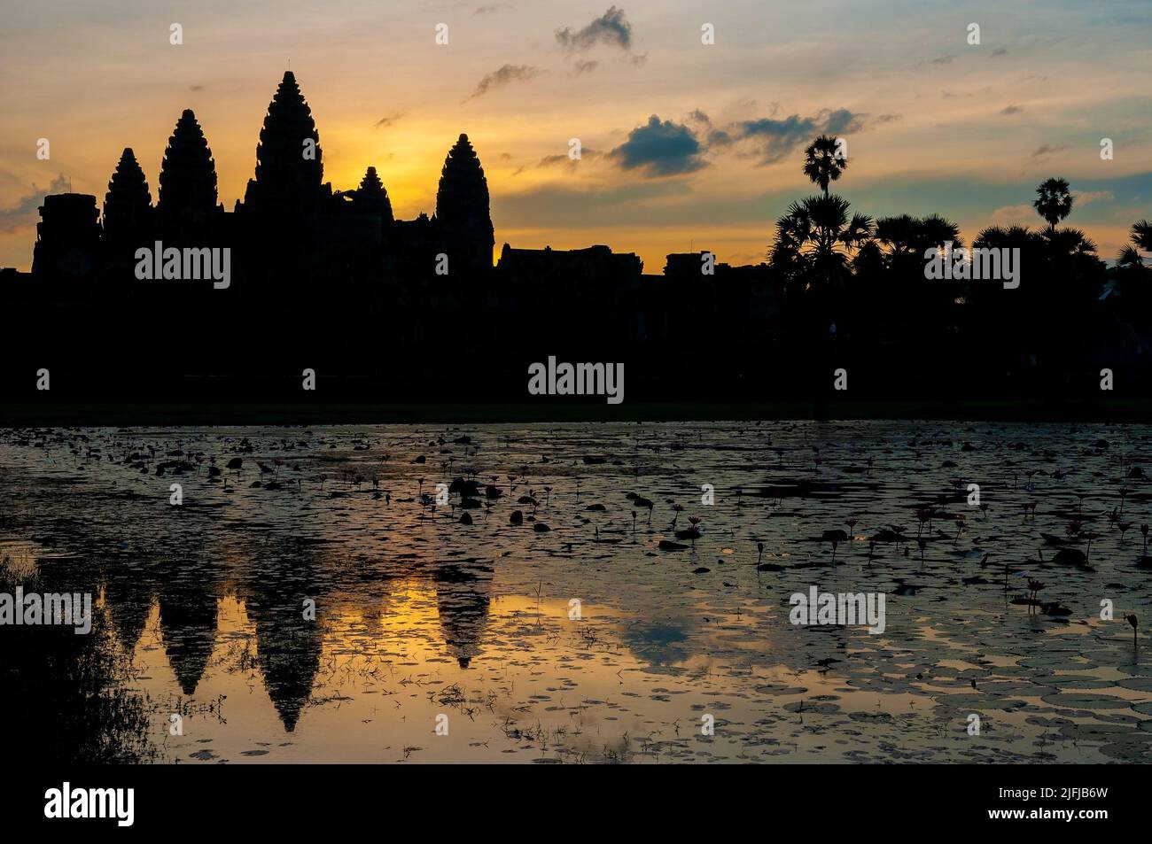 La ruine du temple d'Angkor Wat au lever du soleil, Siem Reap, Cambodge. Banque D'Images