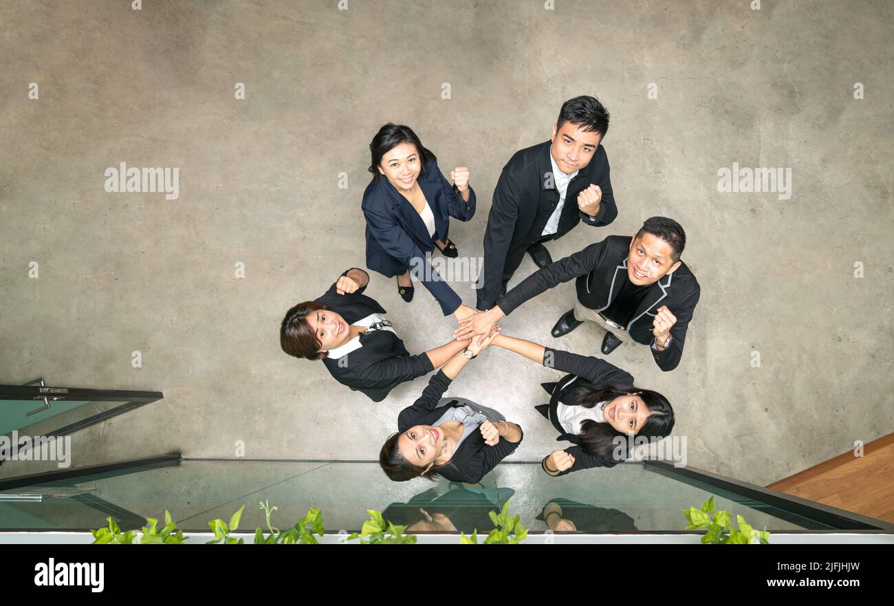 Vue de dessus des gens d'affaires avec les mains de poing et de pile, symbolisant l'unité et le travail d'équipe. Copier l'espace. Banque D'Images