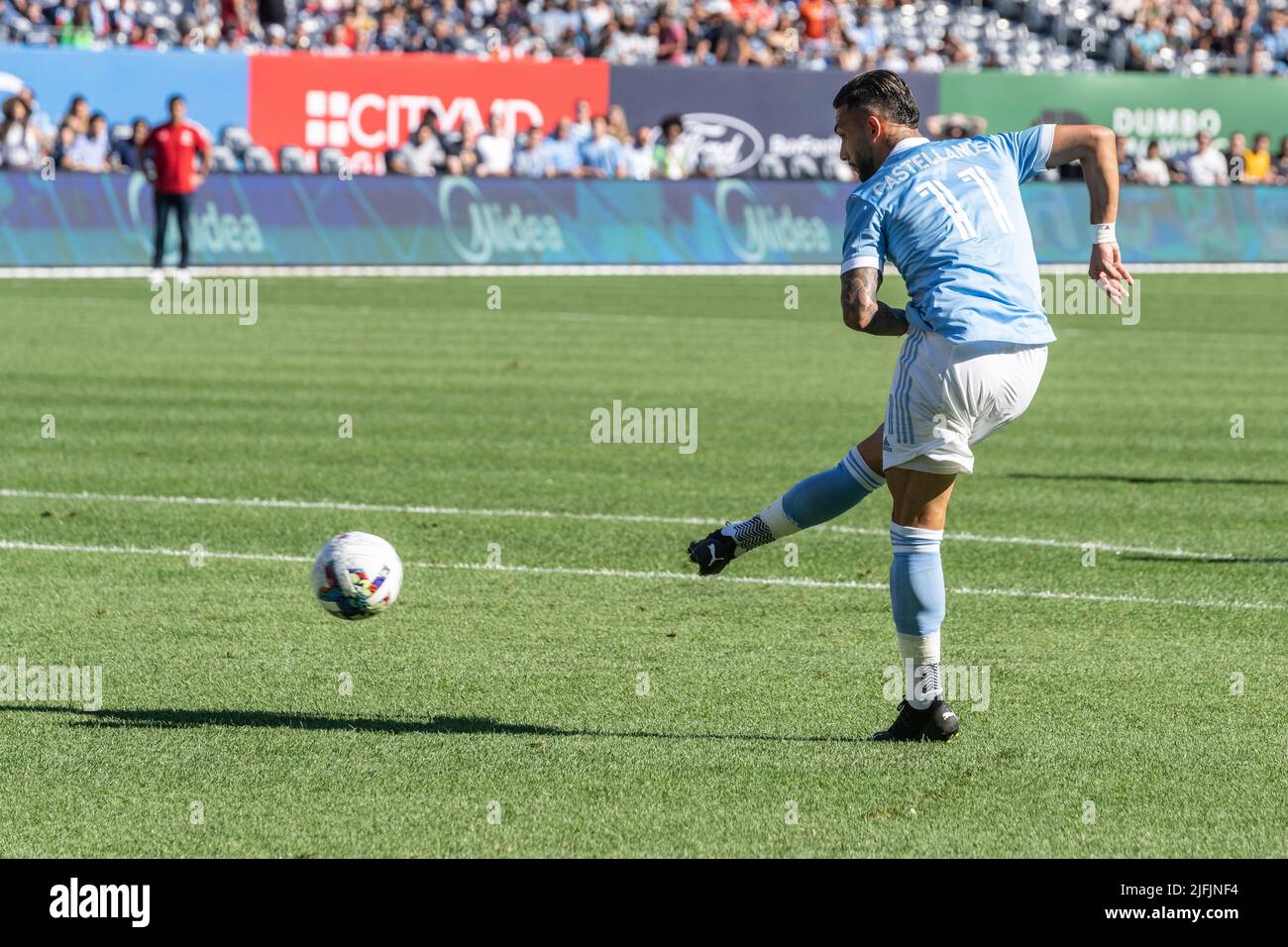 New York, NY - 3 juillet 2022: Valentin Castellanos (11) du NYCFC lance le ballon pendant le match régulier de MLS contre Atlanta Uni au stade Yankee Banque D'Images