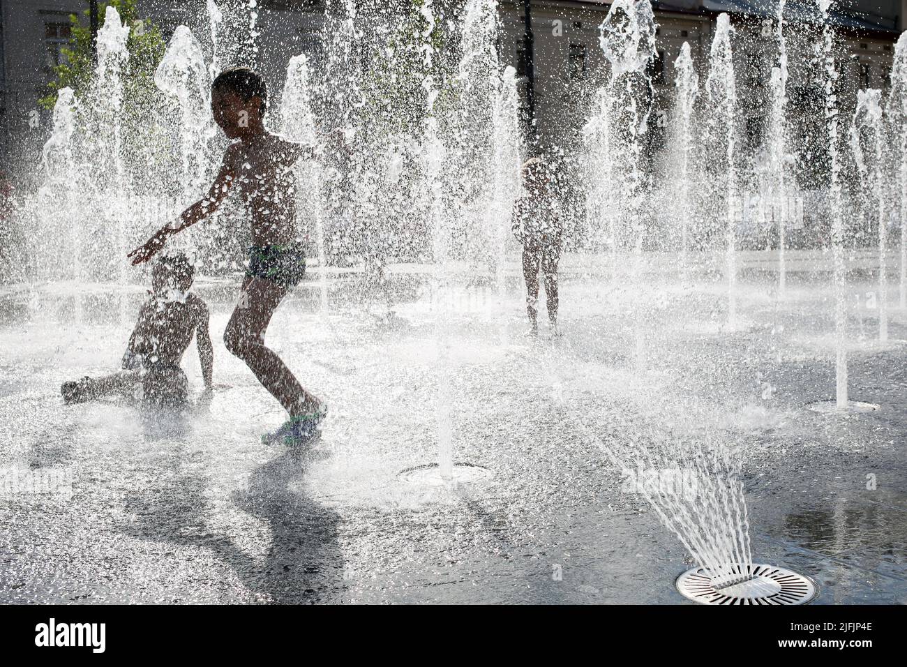 Lviv, Ukraine. 30th juin 2022. Les enfants ont vu se rafraîchir dans une fontaine près de l'Opéra national académique et du Ballet de Lviv nommé d'après Solomiya Krushelnytska. (Photo de Viacheslav Onyshchenko/SOPA Images/Sipa USA) crédit: SIPA USA/Alay Live News Banque D'Images