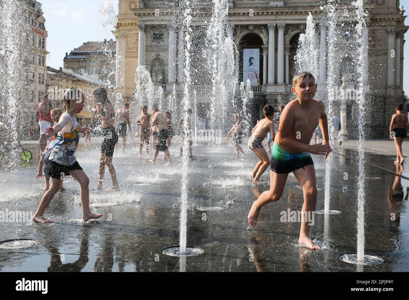 Lviv, Ukraine. 30th juin 2022. Les enfants ont vu se rafraîchir dans une fontaine près de l'Opéra national académique et du Ballet de Lviv nommé d'après Solomiya Krushelnytska. (Photo de Viacheslav Onyshchenko/SOPA Images/Sipa USA) crédit: SIPA USA/Alay Live News Banque D'Images