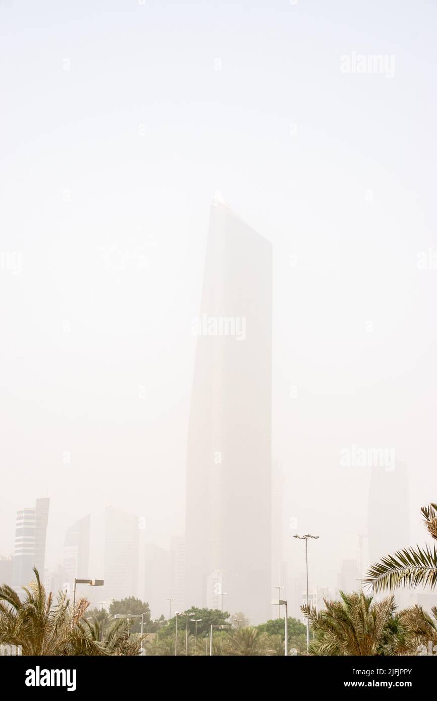 Une tour haute dans la ville de Koweït pendant une tempête de poussière avec une mauvaise visibilité Banque D'Images