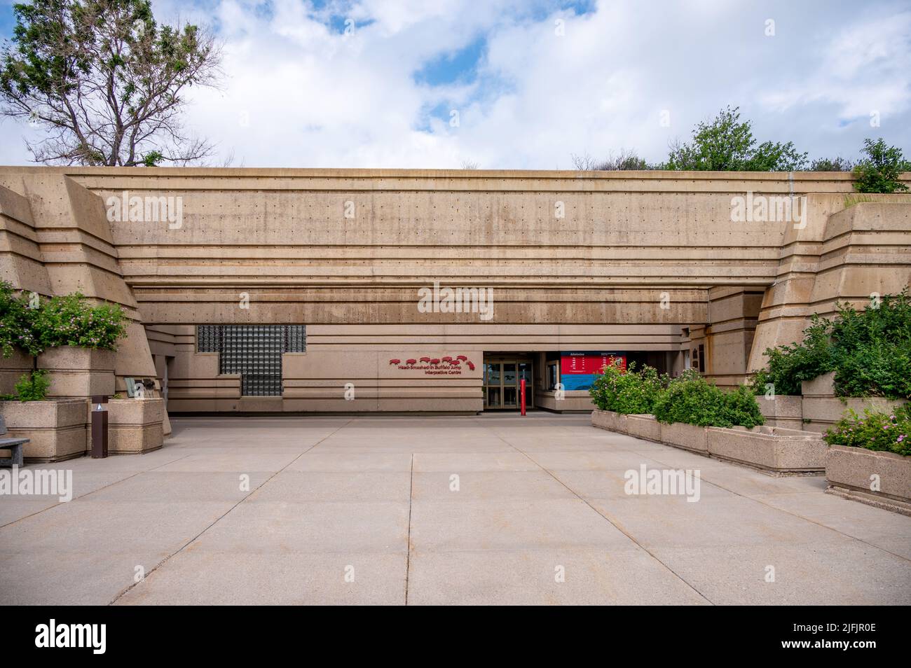 Fort Macleod (Alberta) - 2 juillet 2022 : entrée principale du musée de Head-Smashed-in Buffalo Jump, dans le sud de l'Alberta. Banque D'Images
