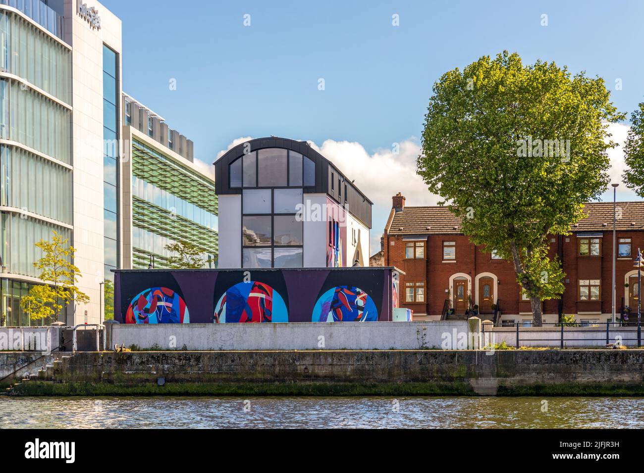 Dublin, Irlande - 6 juin 2022: Les Docklands modernes de Dublin ou les Docks de silicium. Bord de mer de la rivière Liffey Banque D'Images