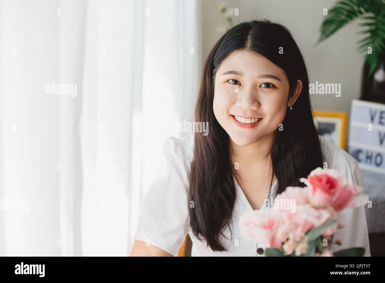 Portrait sain heureux asiatique jeune fille souriant à la maison avec l'espace de copie. Banque D'Images