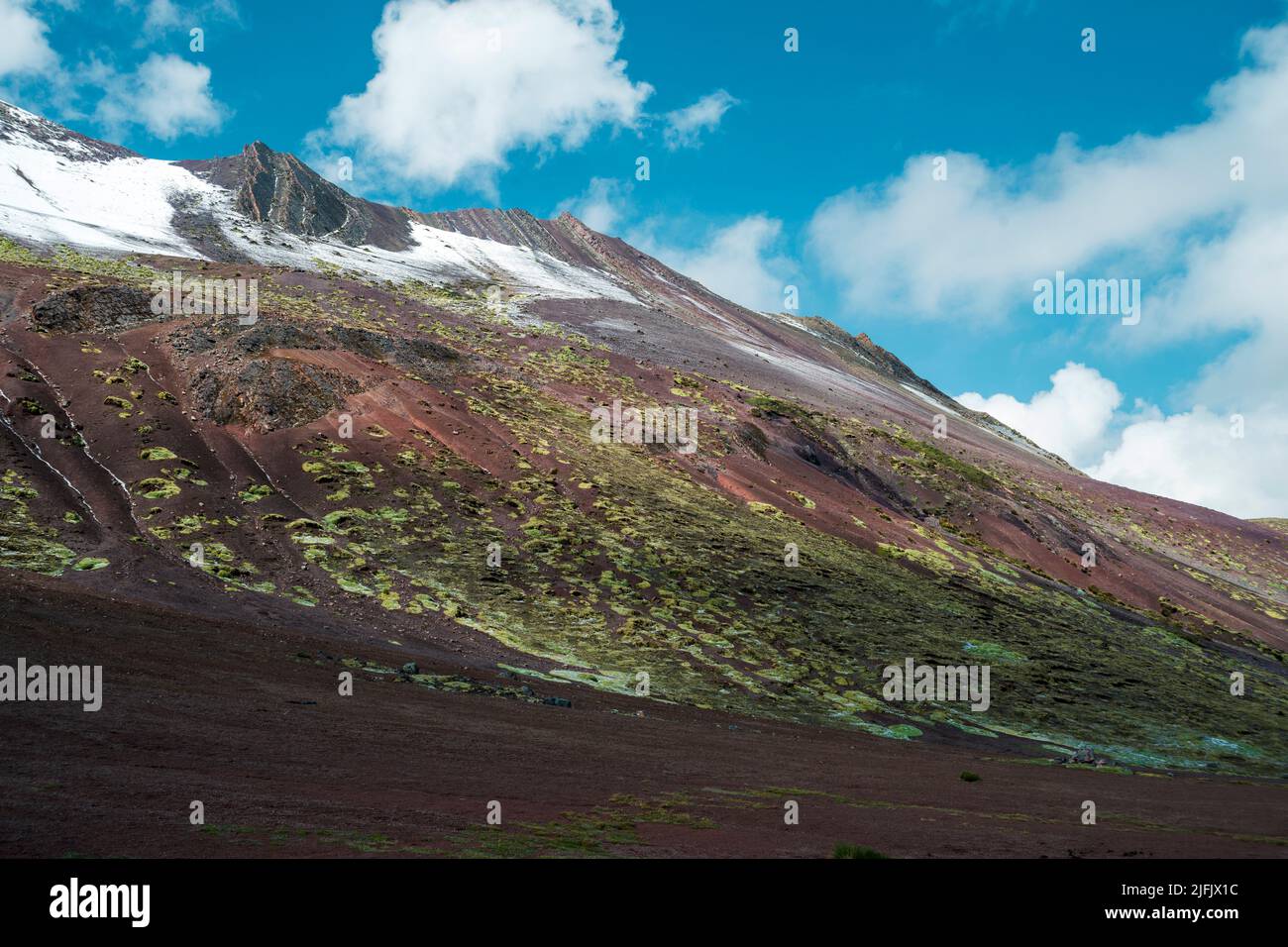 Paysage de montagne de haute altitude du Pérou par jour ensoleillé Banque D'Images