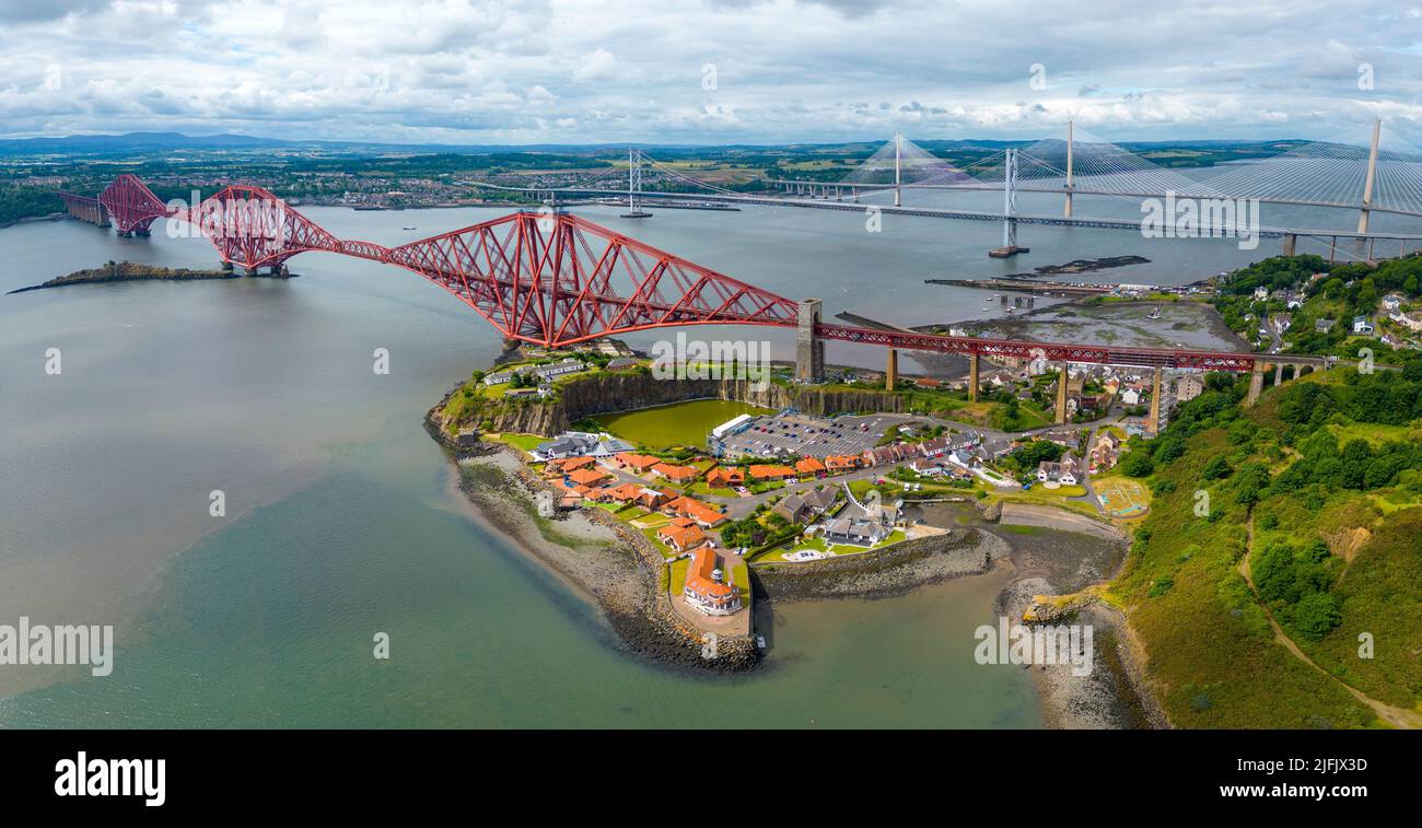 Vue aérienne du Forth Bridge depuis North Queensferry à Fife, en Écosse, au Royaume-Uni Banque D'Images