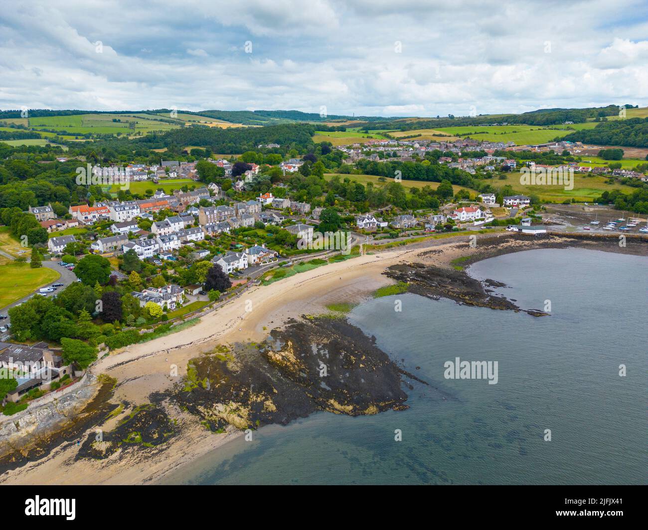 Vue aérienne du drone du village d'Aberdour à Fife, en Écosse, au Royaume-Uni Banque D'Images