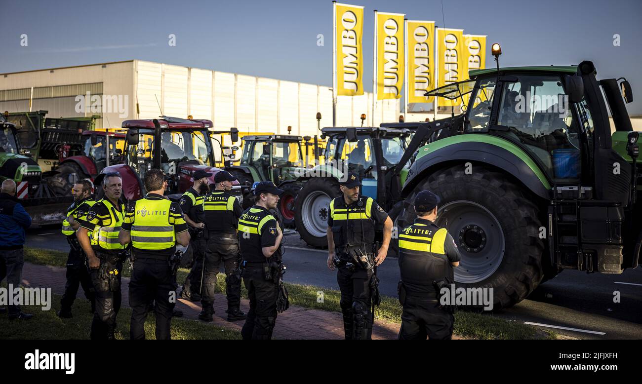 2022-07-04 07:07:35 VEGHEL- les agriculteurs ont bloqué le centre de distribution du Jumbo. La protestation des agriculteurs vise les plans du cabinet en matière d'azote. ANP ROB ENGELAR pays-bas sortie - belgique sortie Banque D'Images