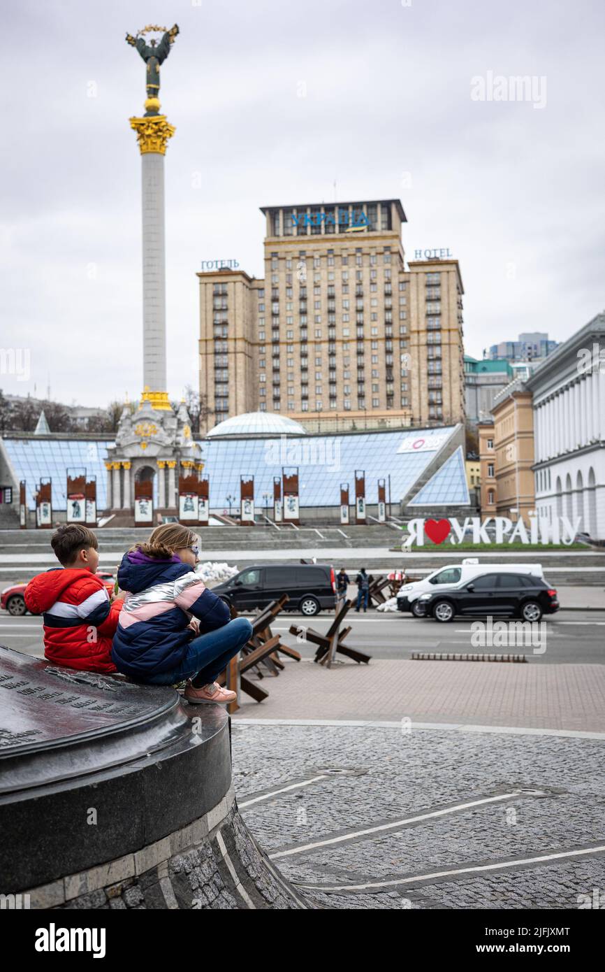 KIEV, UKRAINE - APR 20, 2022: Les hérissons anti-chars ou les hérissons tchèques sur le côté de la route sont prêts à bloquer la place de l'indépendance en cas d'an Banque D'Images