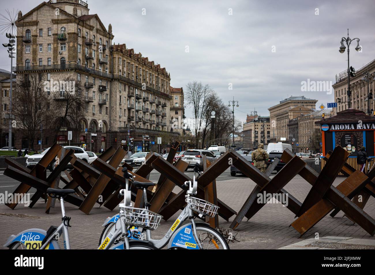 KIEV, UKRAINE - APR 20, 2022: Les hérissons anti-chars ou les hérissons tchèques sur le côté de la route sont prêts à bloquer la place de l'indépendance en cas d'an Banque D'Images