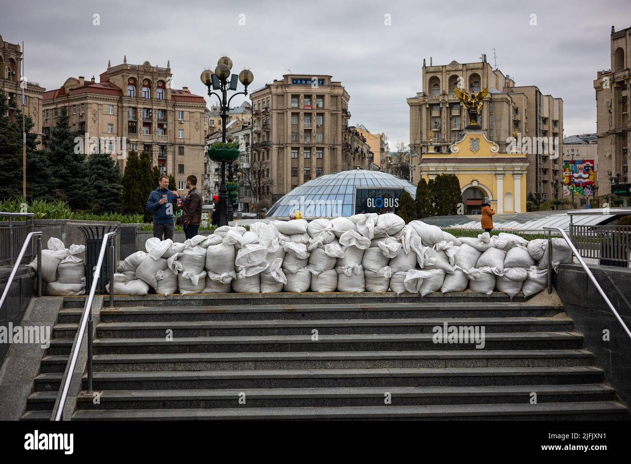 KIEV, UKRAINE - APR 20, 2022: Des barricades de sacs de sable bloquent les passages inférieurs de la place de l'indépendance en cas d'attaque par les troupes russes ennemies. Banque D'Images
