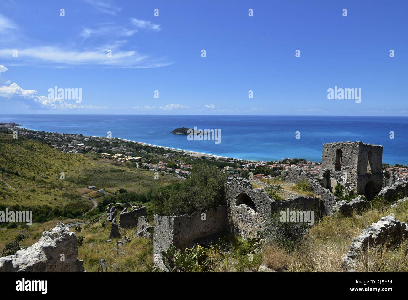 Un village abandonné dans la région Calabre, Italie sous un ciel clair Banque D'Images