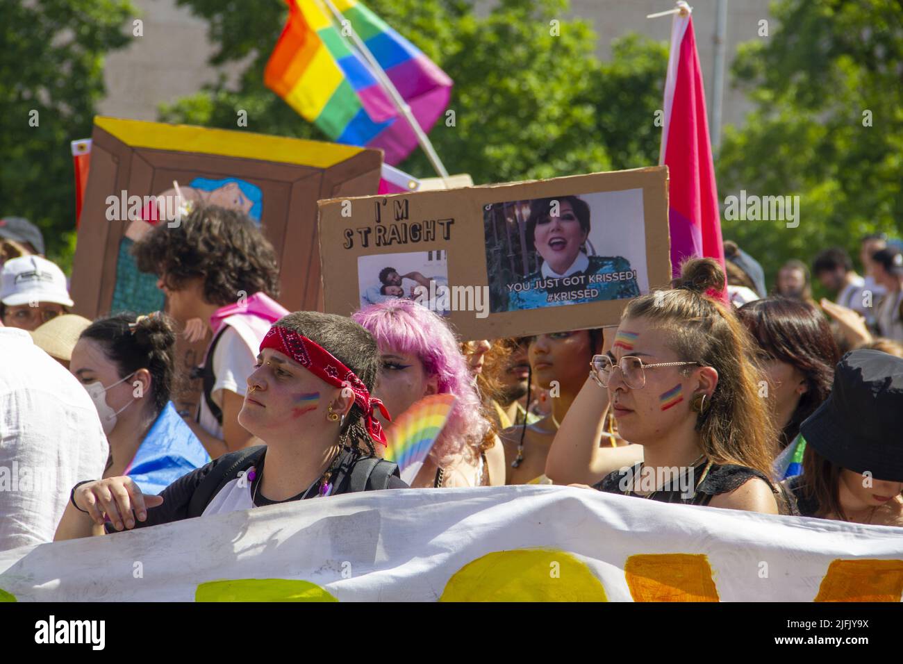 Padoue, Italie. 03rd juillet 2022. Padova Pride 2022 - Corpi à Rivolta 3 Luglio 2022Corpi à Rivolta - Padoue Pride 2022. Dimanche 3 juillet un grand événement impliquant beaucoup de jeunes. À la tête de la procession, le député italien Alessandro Zan, auteur du projet de loi contre l'homotransphobie (photo de Mimmo Lamacchia/Pacific Press) crédit: Pacific Press Media production Corp./Alay Live News Banque D'Images