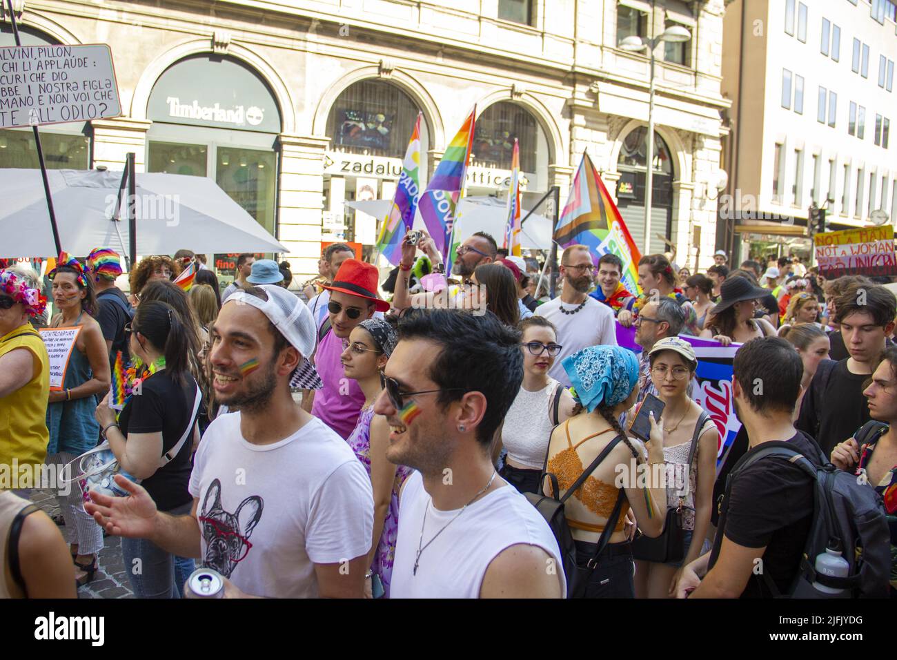 Padoue, Italie. 03rd juillet 2022. Padova Pride 2022 - Corpi à Rivolta 3 Luglio 2022Corpi à Rivolta - Padoue Pride 2022. Dimanche 3 juillet un grand événement impliquant beaucoup de jeunes. À la tête de la procession, le député italien Alessandro Zan, auteur du projet de loi contre l'homotransphobie (photo de Mimmo Lamacchia/Pacific Press) crédit: Pacific Press Media production Corp./Alay Live News Banque D'Images