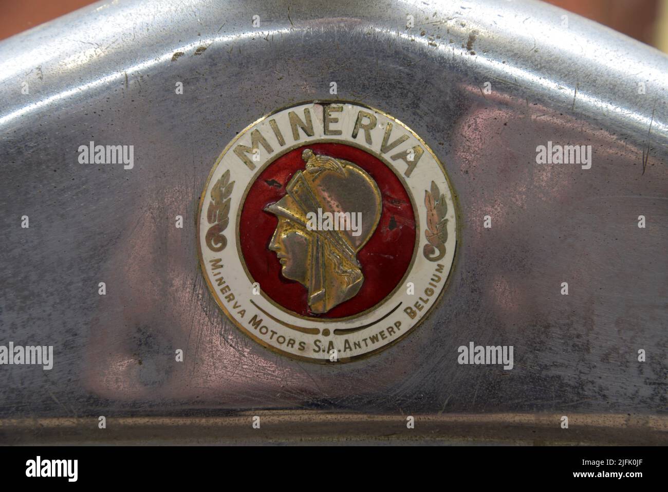 Badge radiateur d'un Minerva, constructeur automobile belge de luxe, au Musée du tramway d'Anvers, Belgique Banque D'Images