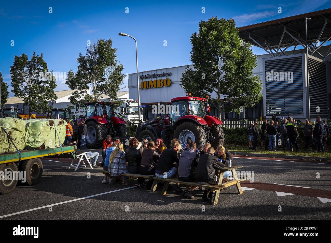 2022-07-04 07:32:21 RALTE - les agriculteurs ont bloqué le centre de distribution Jumbo. La protestation des agriculteurs vise les plans du cabinet en matière d'azote. ANP VINCENT JANNINK pays-bas sortie - belgique sortie Banque D'Images