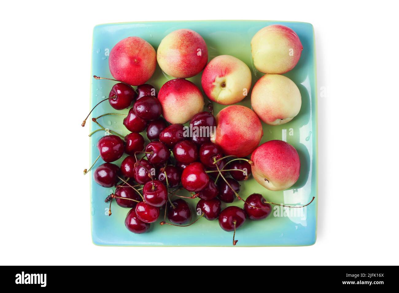Nectarines et cerises mûres sur un plat carré en céramique. Vue de dessus Banque D'Images