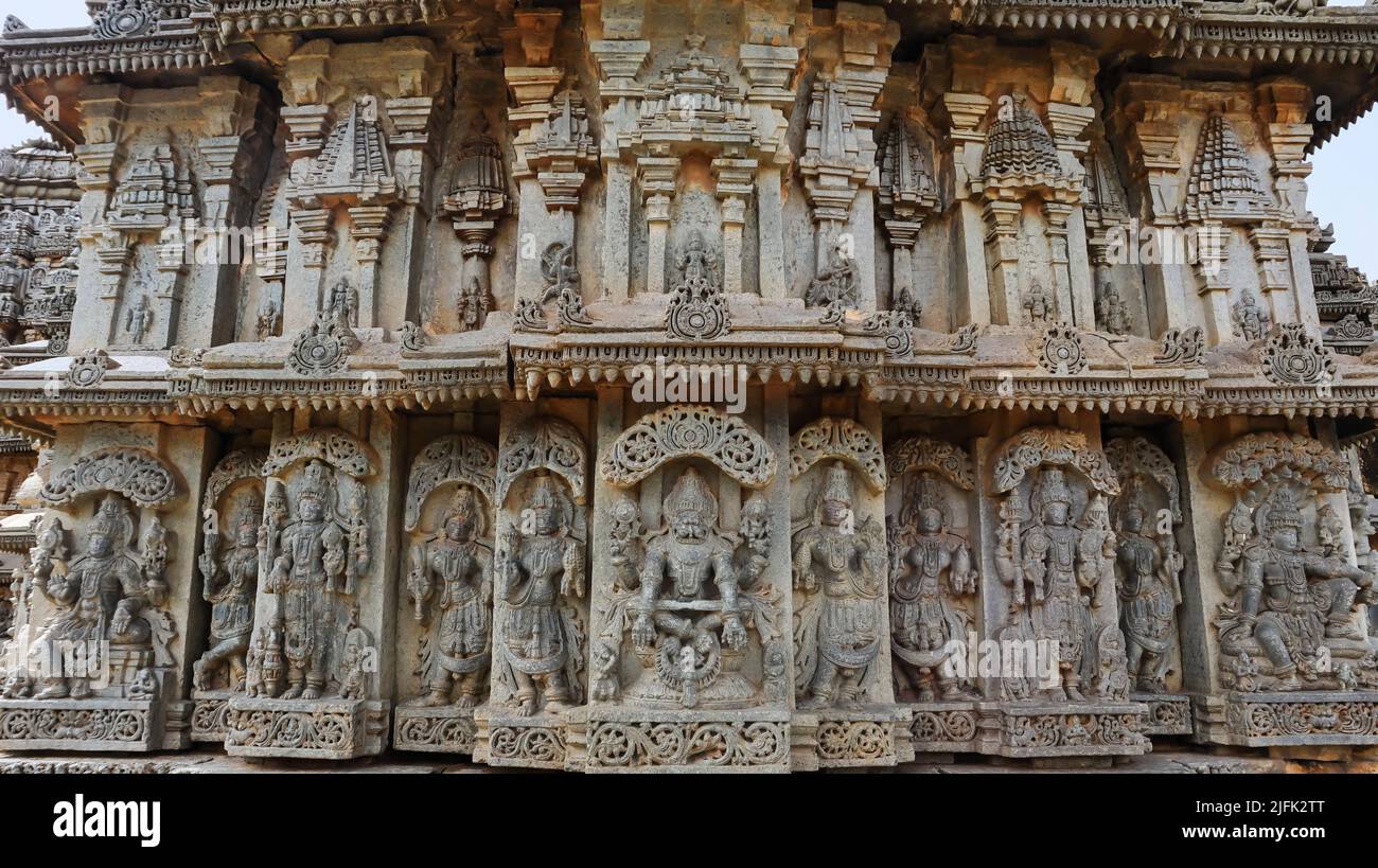Sculpture de dieux hindous sur le temple Chennakeshava, Aralguppe, Tumkur, Karnataka, Inde. Banque D'Images