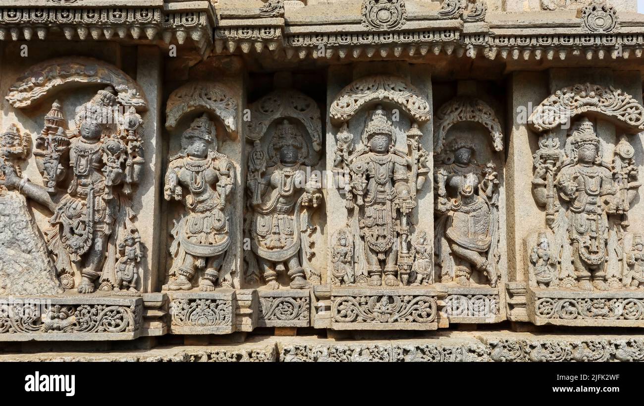 Sculpture de dieux hindous sur le temple Chennakeshava, Aralguppe, Tumkur, Karnataka, Inde. Banque D'Images