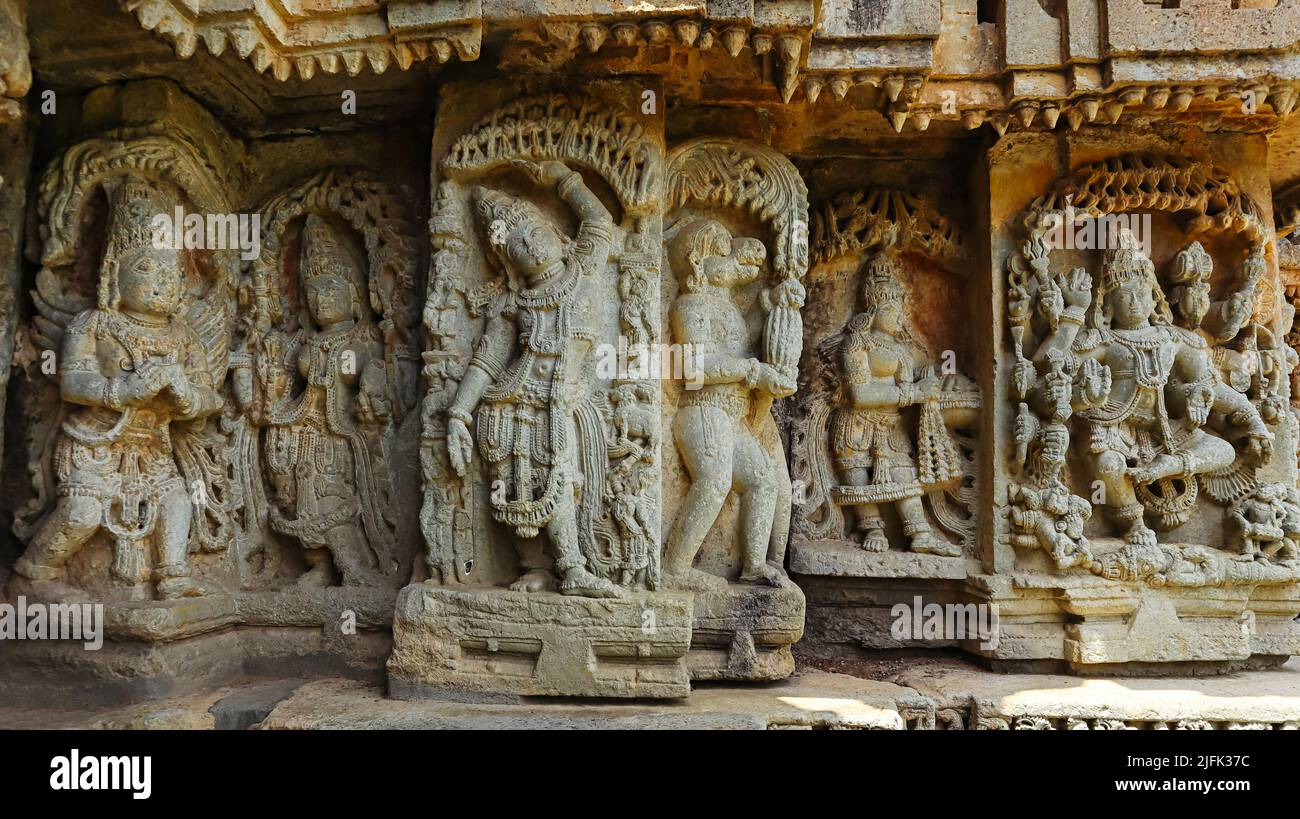 Sculptures du Seigneur Krishna et de la déesse Durga sur les murs du temple, Mallikarjuna, Basaralu, Mandya, Karnataka, Inde. Banque D'Images