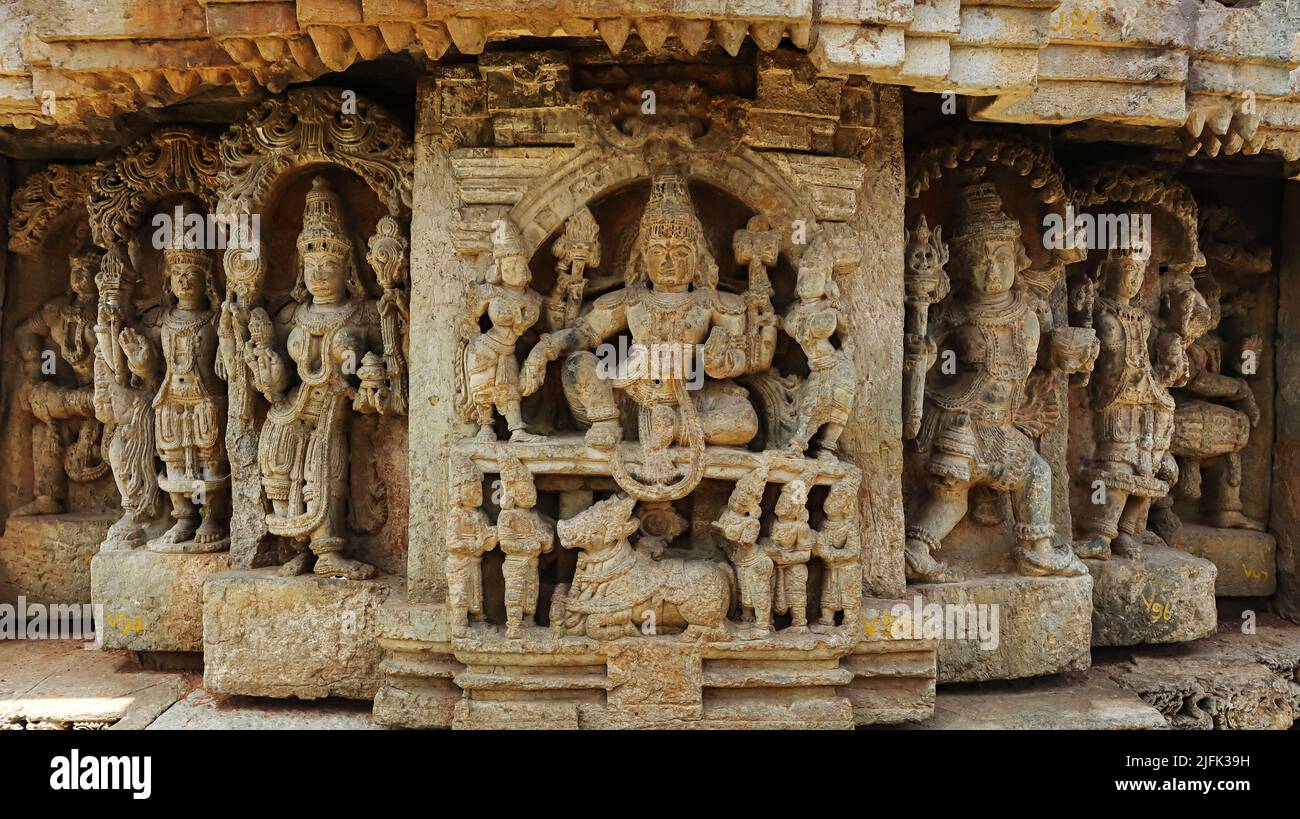 Sculpture de Lord Shiva et Nandi, Temple de Mallikarjuna, Basralu, Mandya, Karnataka. Banque D'Images