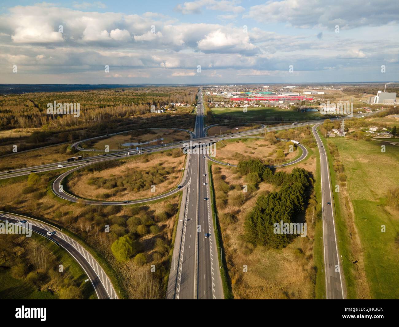 Une vue d'oiseau de l'intersection de transport de feuilles de trèfle à Kaunas, Lituanie Banque D'Images