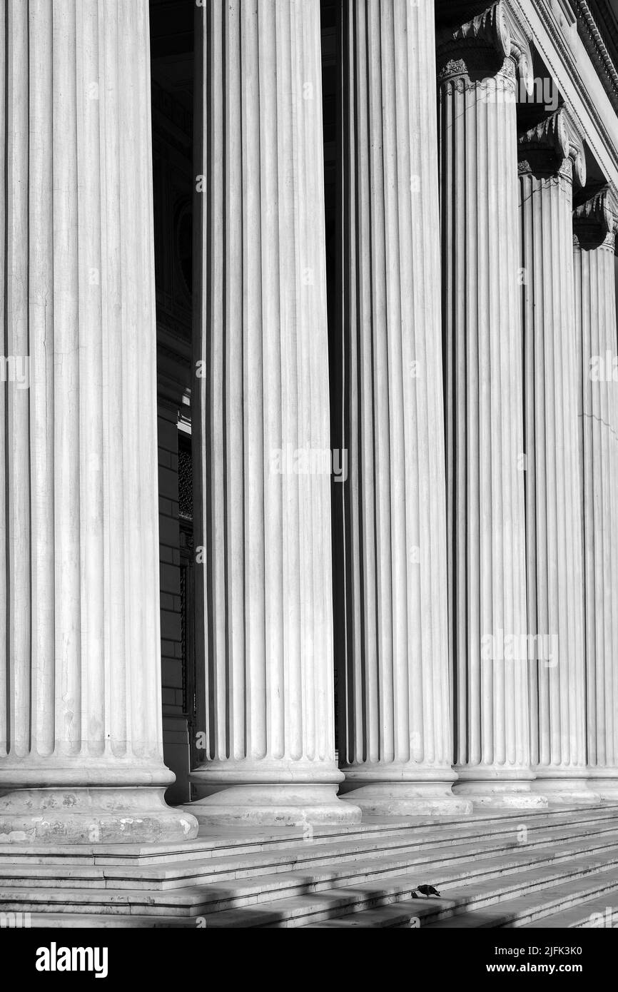 Anciennes colonnes et détails architecturaux des marches en marbre. Image en noir et blanc. Banque D'Images