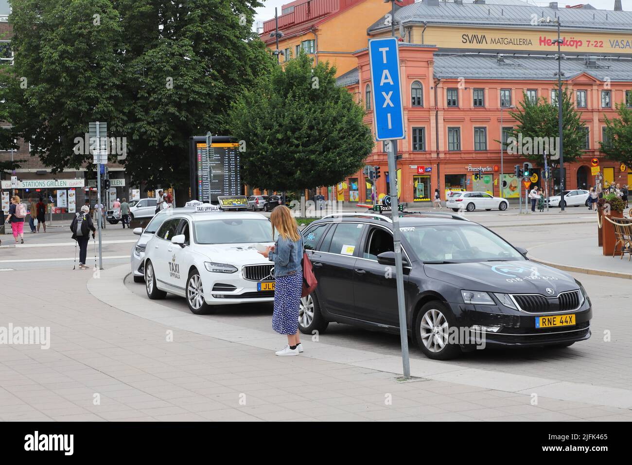 Uppsala, Suède - 2 juillet 2022: Taxis à la station de taxis devant la gare centrale d'Uppsala. Banque D'Images