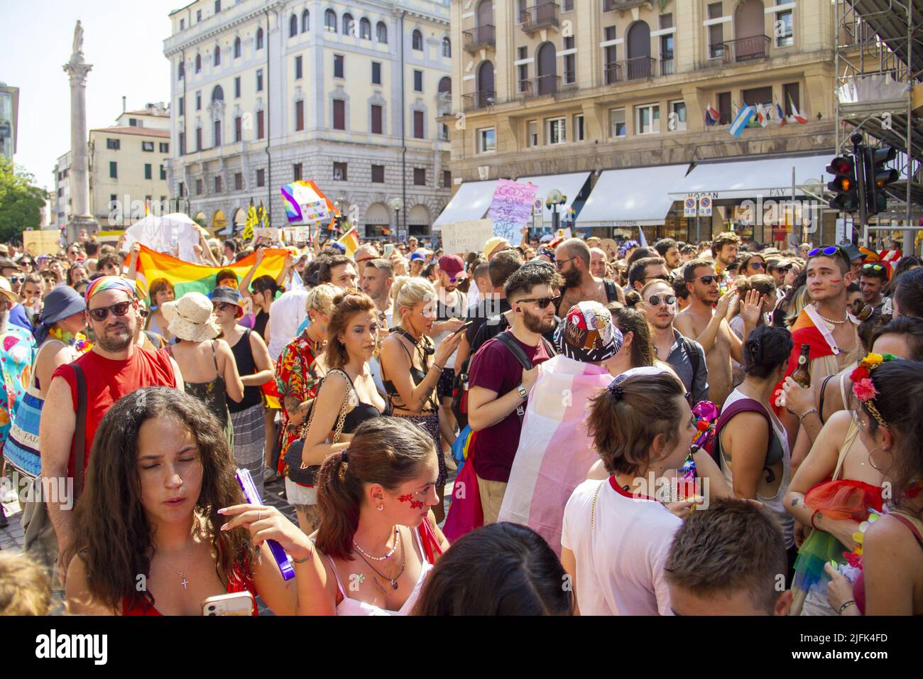 Padoue, Vénétie, Italie. 3rd juillet 2022. Padova Pride 2022 - Corpi à Rivolta 3 Luglio 2022.Corpi à Rivolta - Padoue Pride 2022. Dimanche 3 juillet un grand événement impliquant beaucoup de jeunes. À la tête du cortège, le député italien Alessandro Zan, auteur du projet de loi contre l'homotransphobie (Credit image: © Mimmo Lamacchia/Pacific Press via ZUMA Press Wire) Banque D'Images