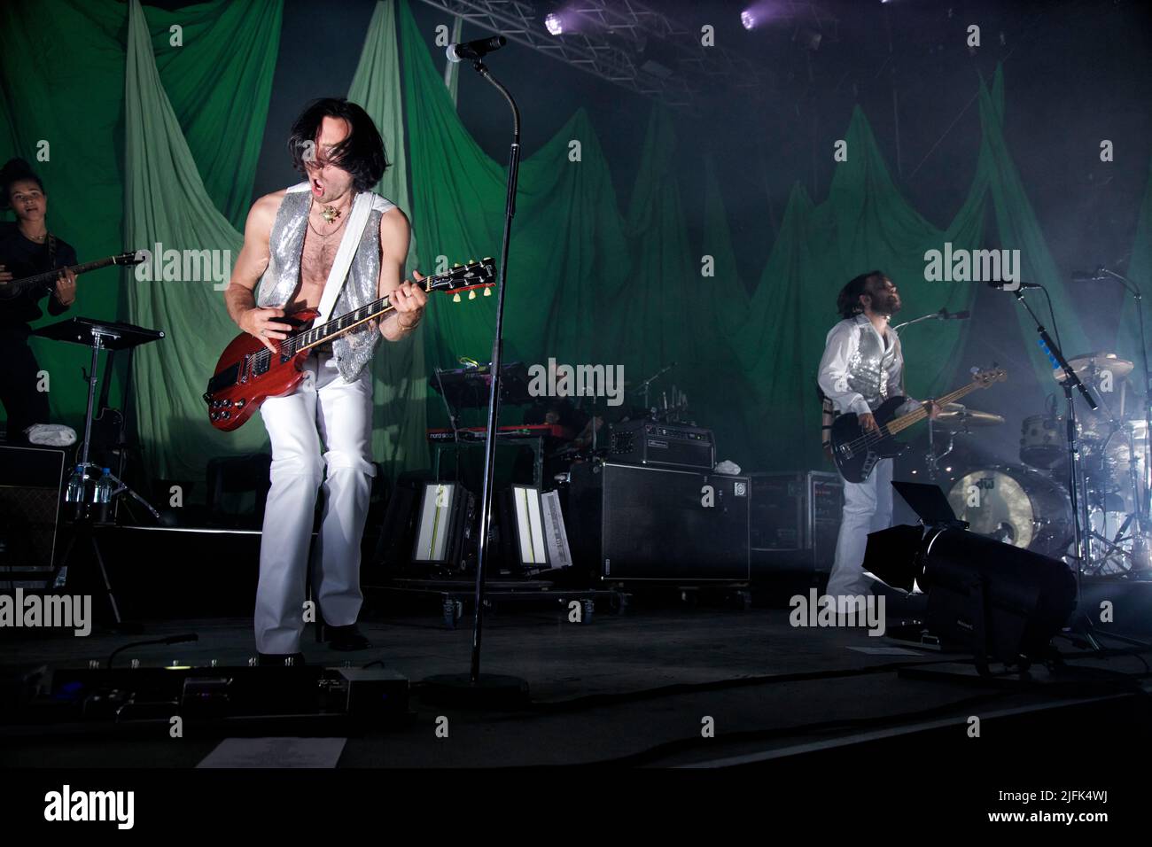 Auf dem Traumzeit-Festival im Landschaftspark Duisburg Nord Tat die oestereichische Band 'Bilderbuch' auf. Gitarre und Gesang Maurice Ernst. Banque D'Images