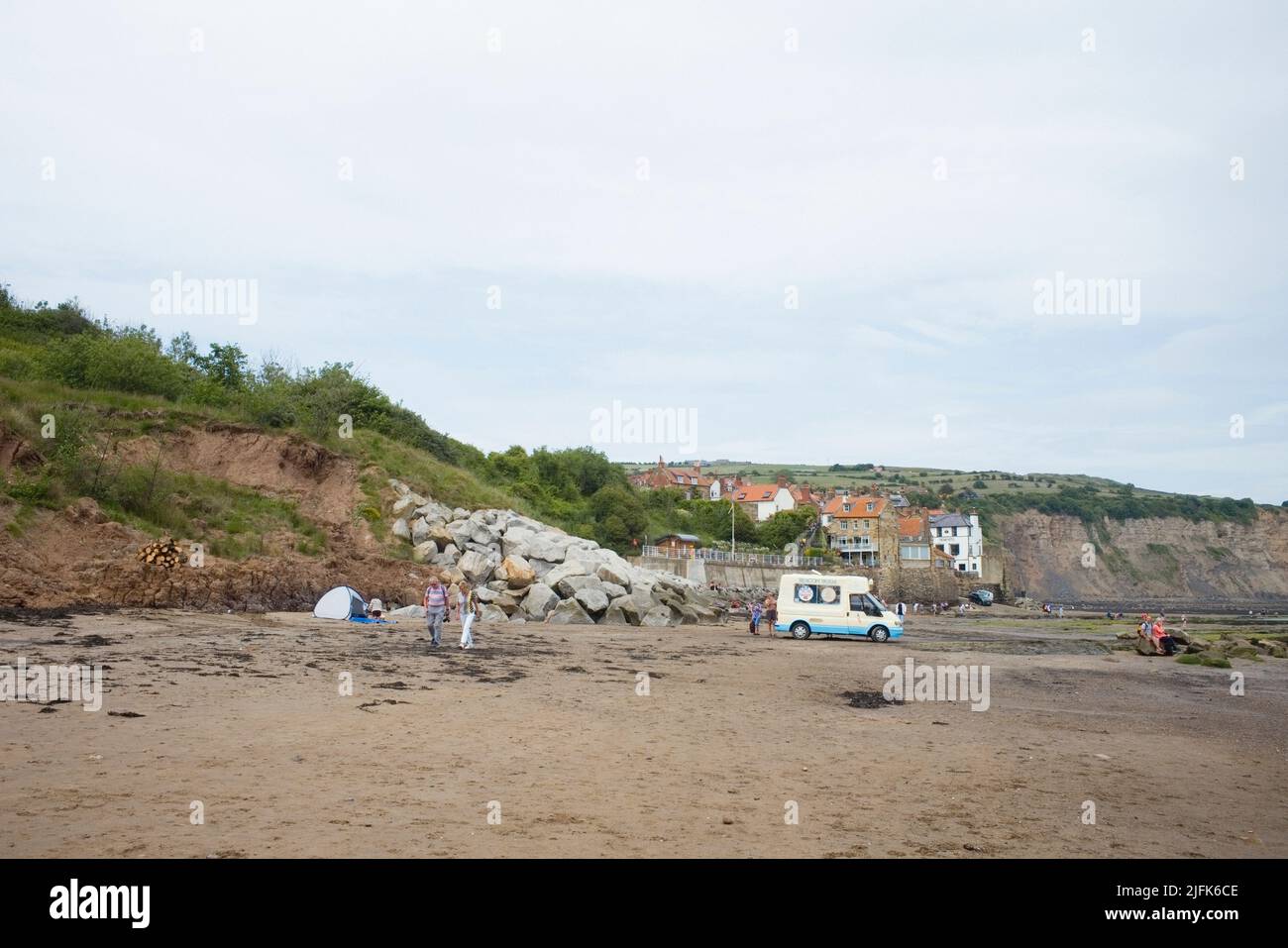 La plage de Robin Hood's Bay avec une fourgonnette de glace dans le North Yorkshire Banque D'Images