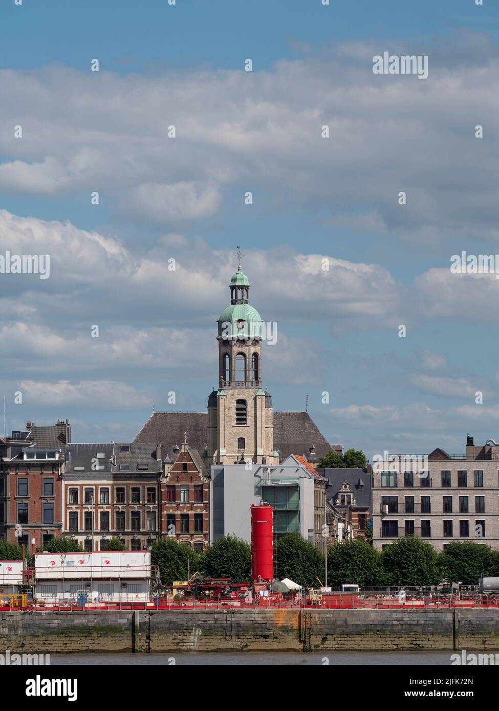 Anvers, Belgique, 01-07-2022, rive droite de l'Escaut à Anvers avec vue sur l'église Saint-André Banque D'Images