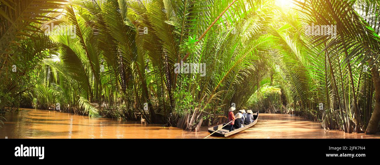 Personnes en bateau dans le delta du Mékong, Vietnam, Asie.Une attraction touristique - promenade en bateau à travers les canaux du delta du Mékong Banque D'Images