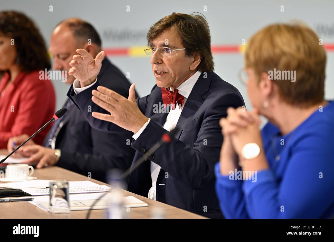 Le ministre wallon Président Elio Di Rupo photographié lors d'une conférence de presse du Gouvernement wallon pour présenter les résultats des travaux de la région wallonne et les perspectives un an après les terribles inondations de juillet 2021, lundi 04 juillet 2022, à Jambes, Namur. BELGA PHOTO ERIC LALMAND Banque D'Images